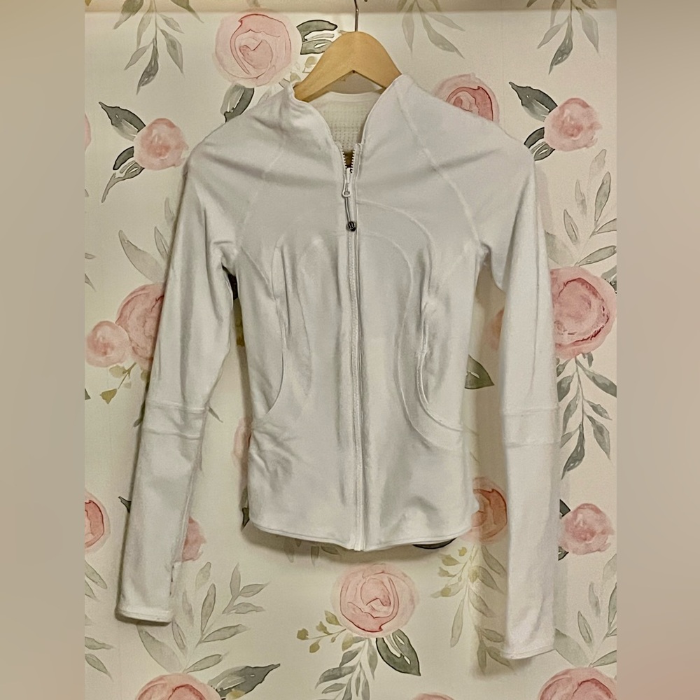 Lululemon Athletica. White jacket. Size 0.